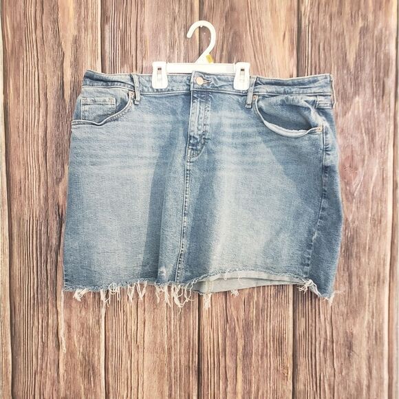 3 for $25 Old Navy Distressed Jean Skirt - Picture 4 of 11